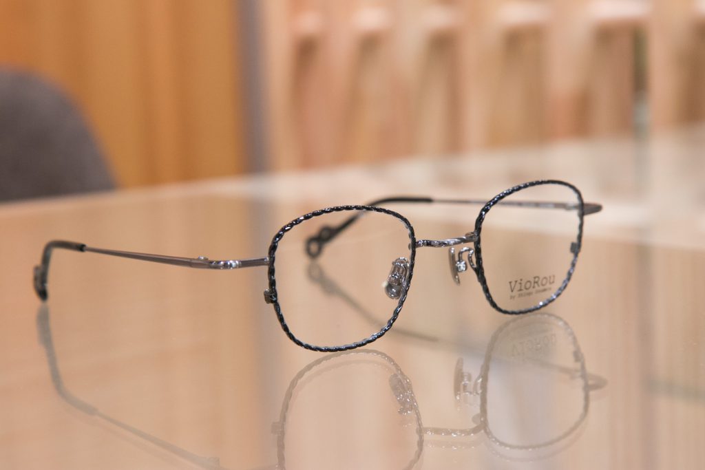 [最も欲しかった] 読書 眼鏡 186037-読書 眼鏡 イラスト